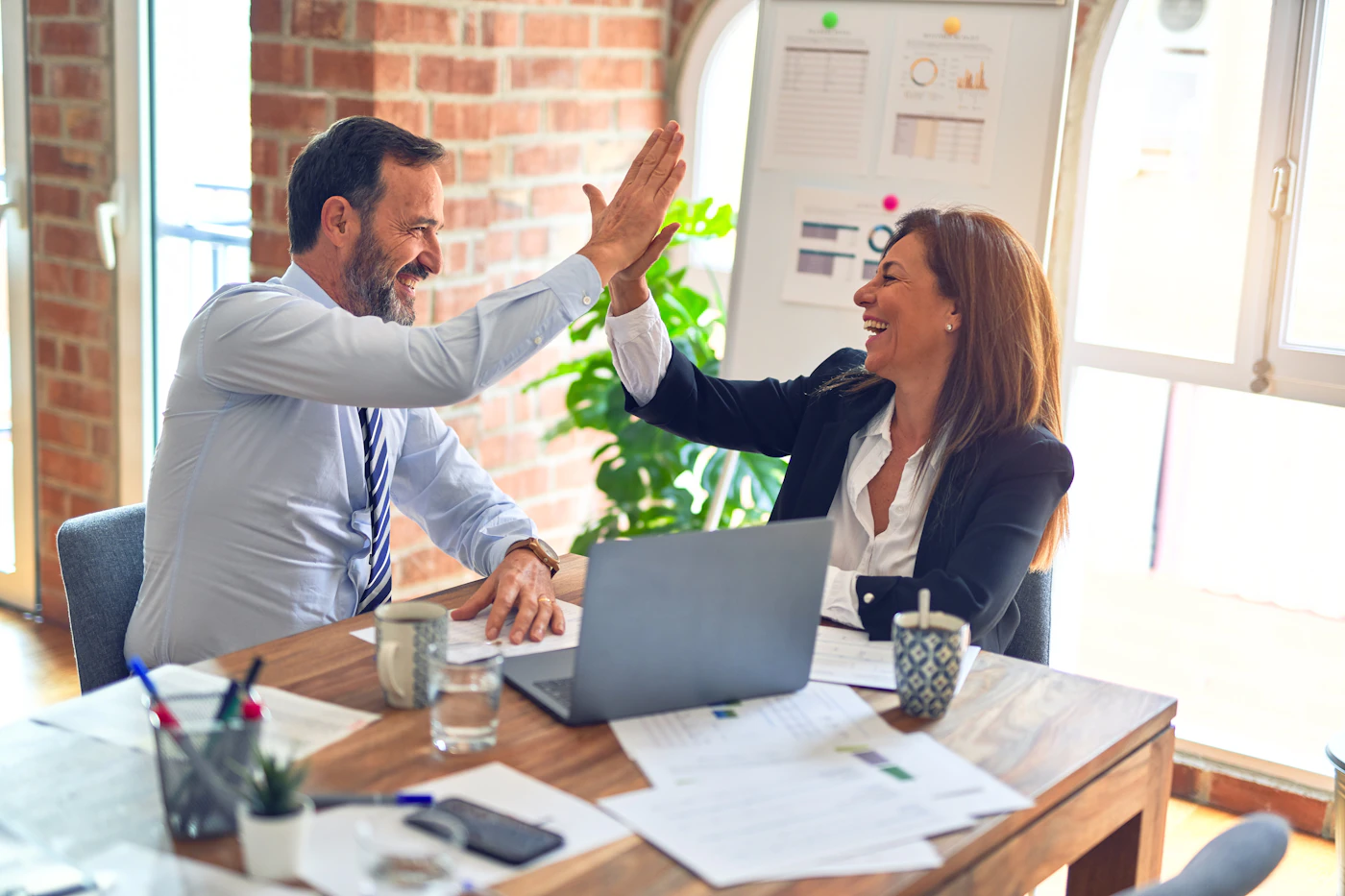 Profesionales construyendo equipos de trabajo en un entorno corporativo en México